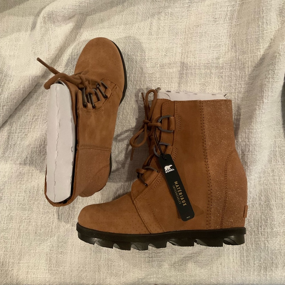 SOREL - New size 4Y Joan of Arc Wedge II in Camel Brown with glitter on heel